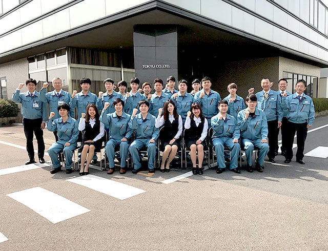 入社式後の記念撮影